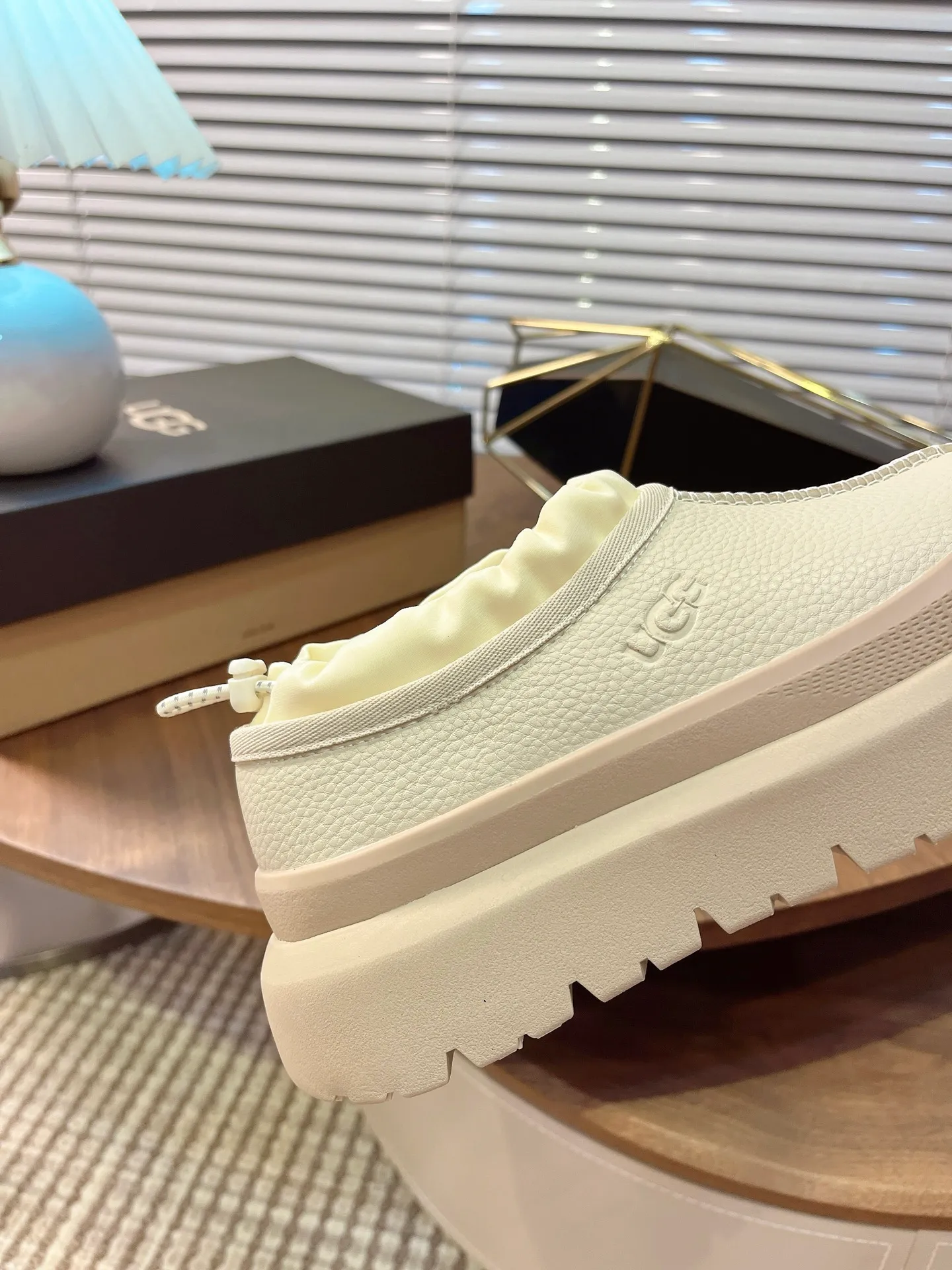 [UGG] P: 520💰 Couple shoes Size: 35-44 [Wang Yibo's same style] UGG2025 new winter style Tasman fashion shoes for men and women 1144096 Ugg new fur shoes for autumn and winter, snow boots, same style for men and women ~ Handsome slip-on, lazy shoes, super easy to put on and take off ~ Suede cowhide fabric ~The soles are molded from original soles, not cheap rubber foam, but made of modern material. The characteristics of this material are that it is light, wear-resistant and non-slip. The outsole has a clear logo imprint, which is comparable to that of a store~
